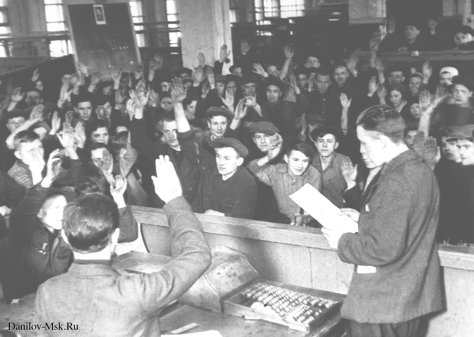 1937.01.30 Рабочие завода "Динамо" голосуют за казнь троцкистов